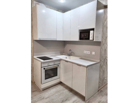 Угловая белая мини-кухня  в квартиру-студию - фото - 2