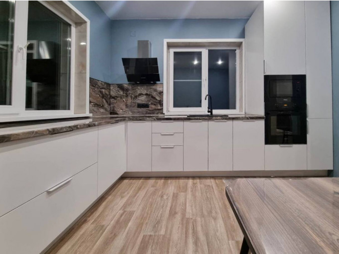 Белая угловая кухня без навесных шкафов в загородный дом - фото - 1