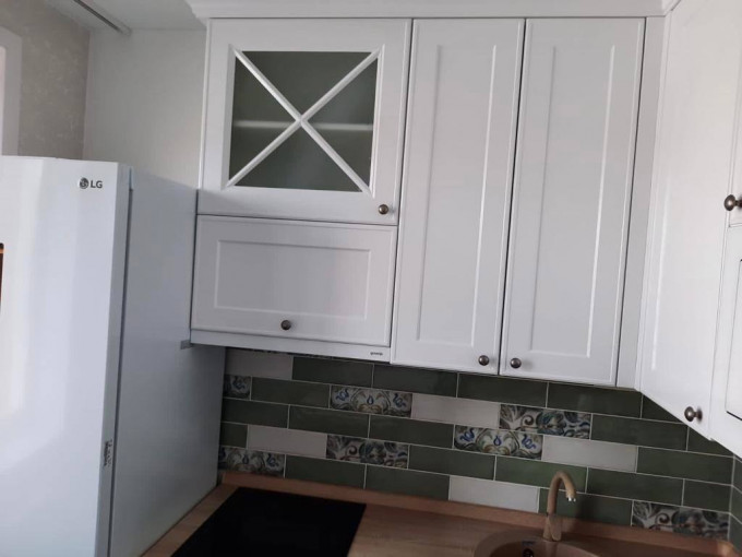 Белая неоклассическая мини-кухня для небольшой квартиры - фото - 4