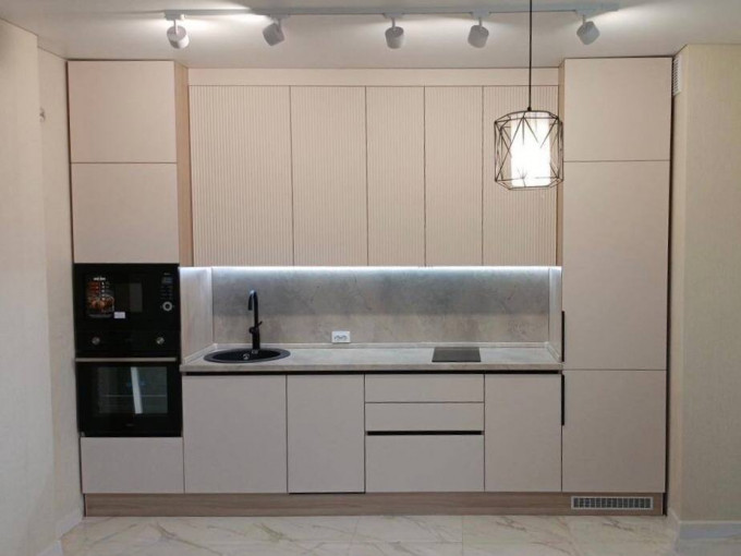 Белая линейная кухня с рифлеными фасадами под потолок - фото - 3