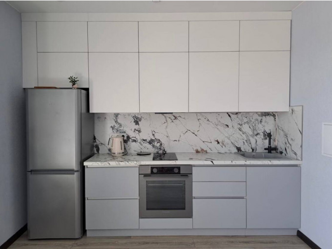 Бело-серая мини-кухня под натяжной потолок - фото - 1