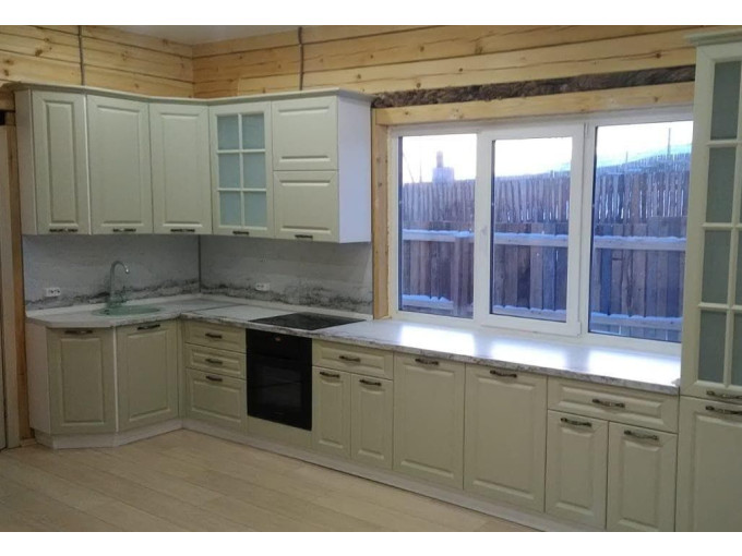 Неоклассическая кухня в загородный дом с просторной рабочей зоной под окном - фото - 1