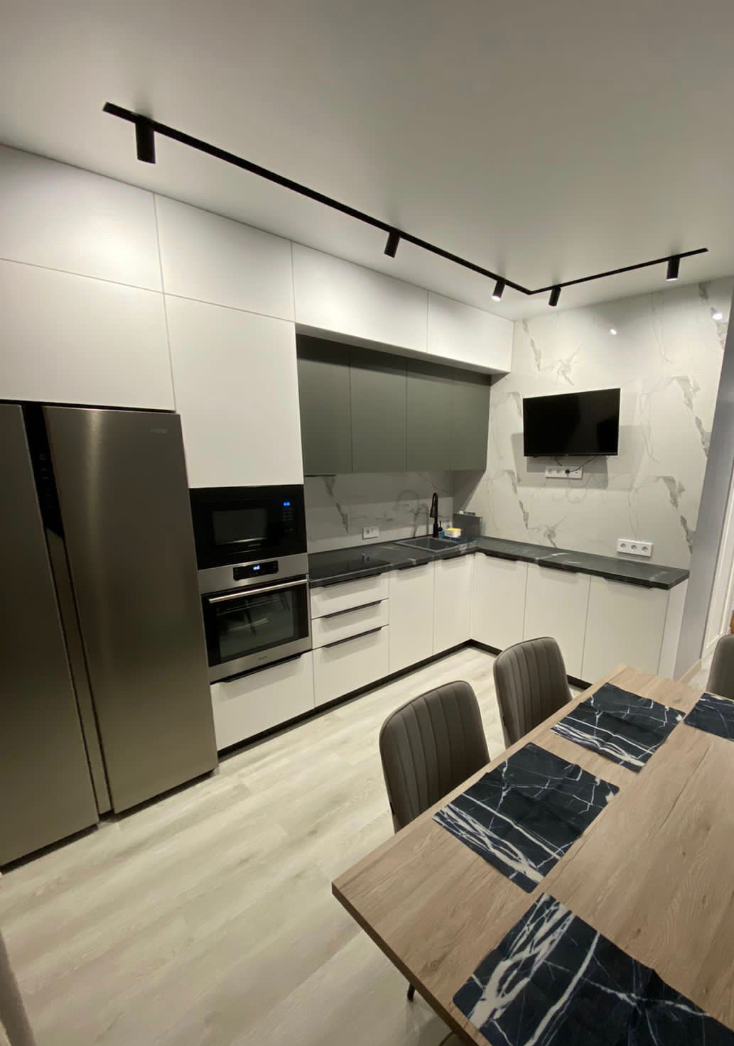 Белая угловая кухня в современном стиле с антресолями - фото - 2