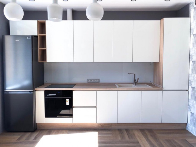 Белая прямая кухня в современном стиле - фото - 1
