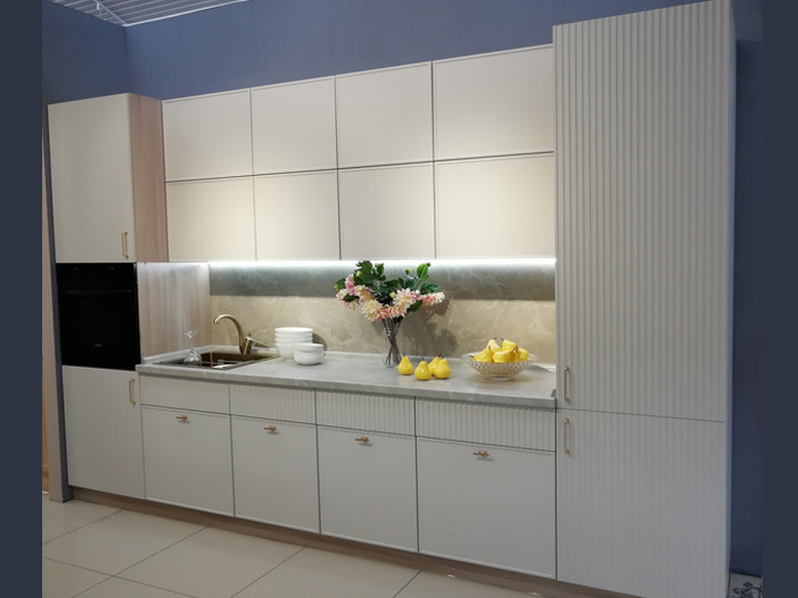 Неоклассическая кухня с рифлеными фасадами - фото - 1