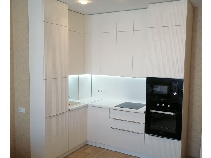Белая кухня с рифлеными фасадами - фото - 9