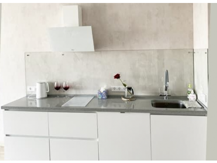 Белая кухня со стеклянным фартуком - фото - 2