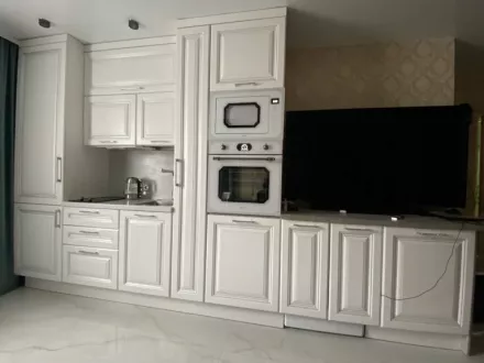 Белая кухня из МДФ в стиле неоклассика - фото - 3