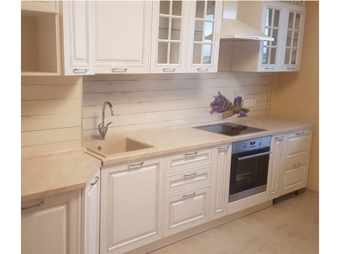 Неоклассическая белая кухня со сложной геометрией - фото - 2