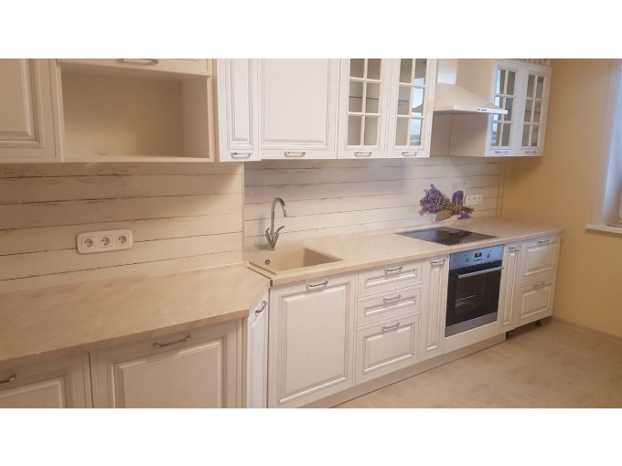Неоклассическая белая кухня со сложной геометрией - фото - 1