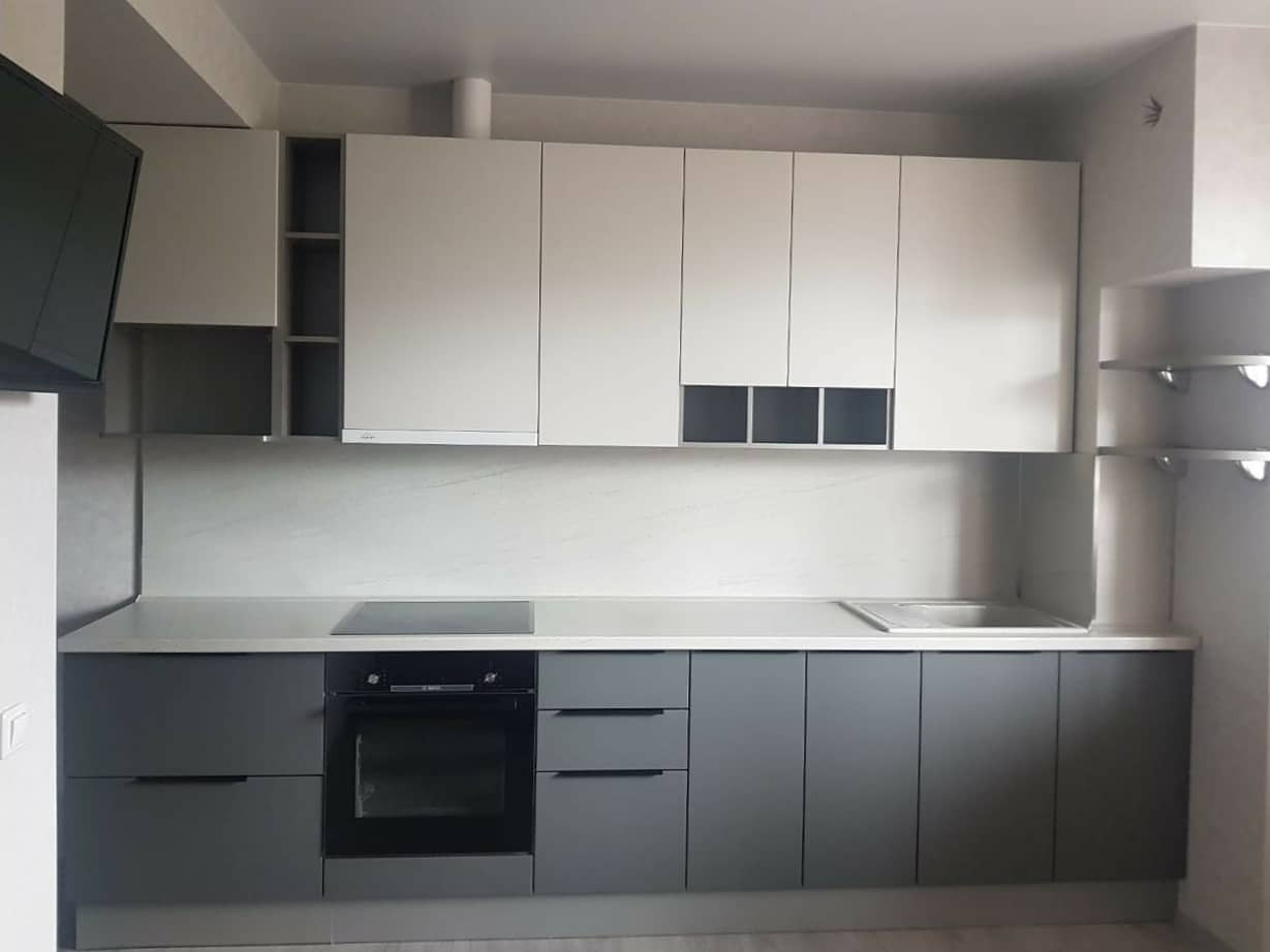 Современный прямой кухонный гарнитур с контрастными фасадами серого и белого цветов - фото - 2