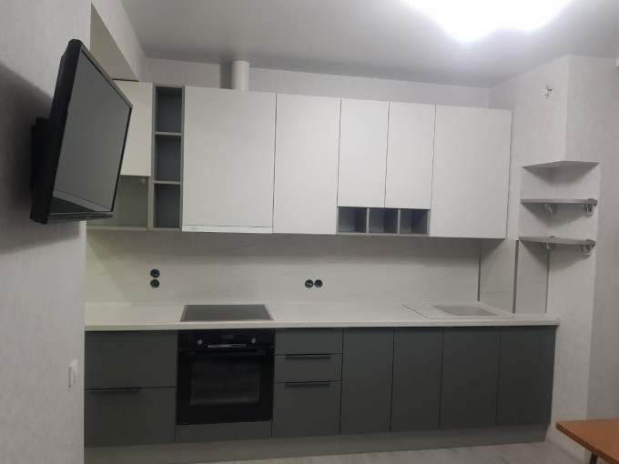 Современный прямой кухонный гарнитур с контрастными фасадами серого и белого цветов - фото - 1