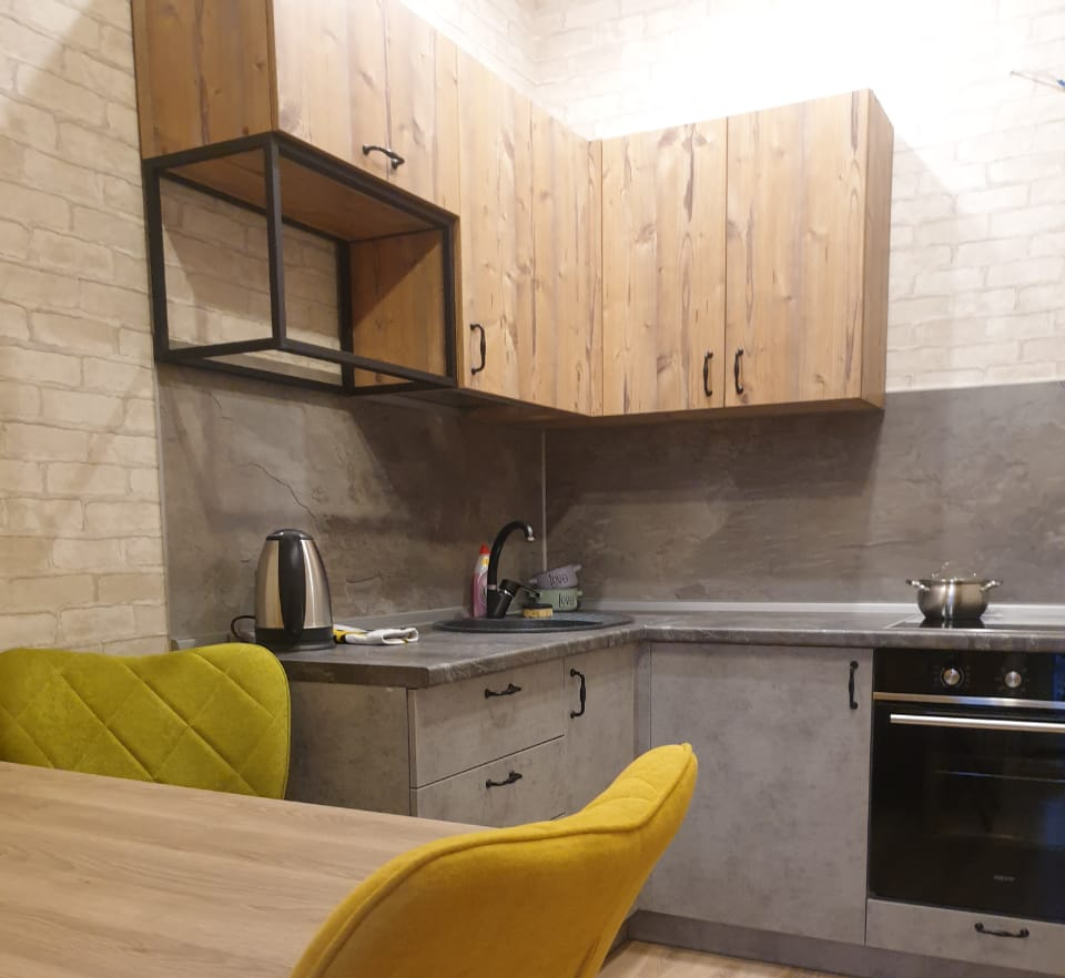 Маленькая угловая кухня в стиле лофт с фасадами под бетон и дерево - фото - 1