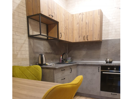 Маленькая угловая кухня в стиле лофт с фасадами под бетон и дерево - фото - 1