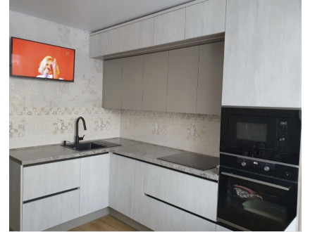 Современная кухня без ручек под потолок с серыми фасадами с древесной текстурой - фото - 3