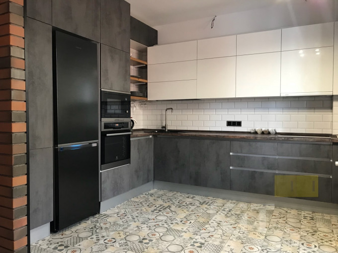 Угловая кухня без ручек в стиле лофт с контрастными фасадами белого и серого цветов - фото - 1