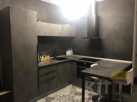 Темно-серая кухня в стиле лофт в квартиру-студию - фото - 1