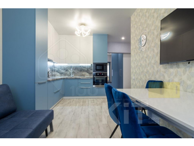 Современная угловая кухня в небесно-голубом цвете - фото - 1