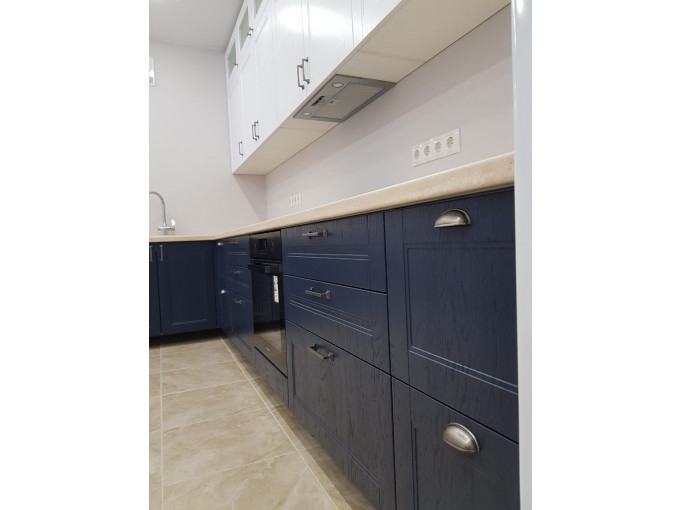 Неоклассическая кухня с контрастными синими фасадами и белым верхом - фото - 3