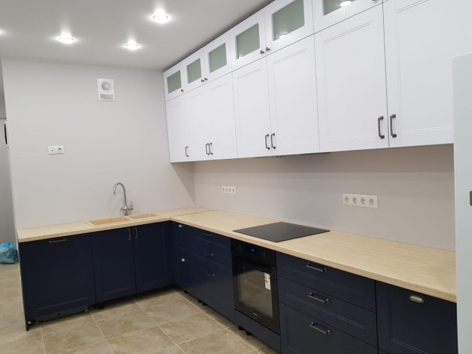 Неоклассическая кухня с контрастными синими фасадами и белым верхом - фото - 4