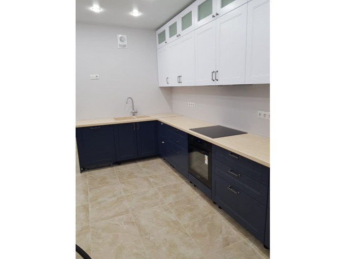 Неоклассическая кухня с контрастными синими фасадами и белым верхом - фото - 6