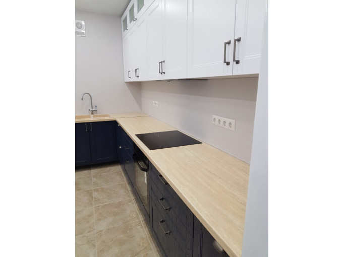 Неоклассическая кухня с контрастными синими фасадами и белым верхом - фото - 8