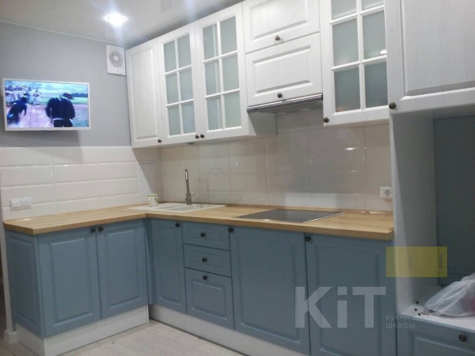 Неоклассическая кухня с белыми и голубыми фрезерованными фасадами - фото - 1