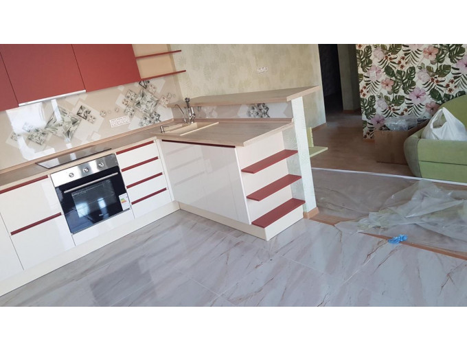 Современная белая кухня с ярким красным декором - фото - 1