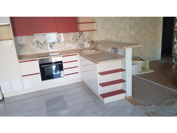 Современная белая кухня с ярким красным декором - фото - 3