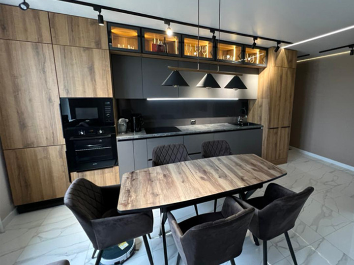 Просторная кухня в стиле лофт с серыми фасадами с деревом - фото - 1