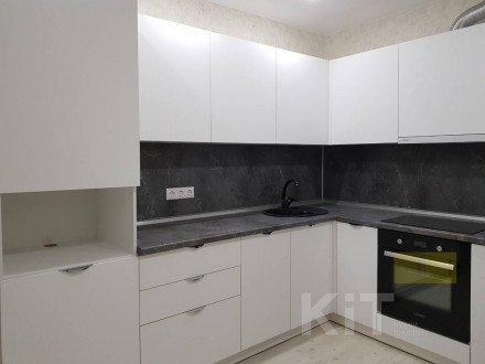 Белая, угловая кухня, верхние шкафы открытие по системе PUSH OPEN - фото - 1