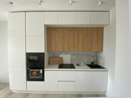 Белая, модная кухня под потолок выполненная в  трендовом  сочетании цветов дерева+белого - фото - 1