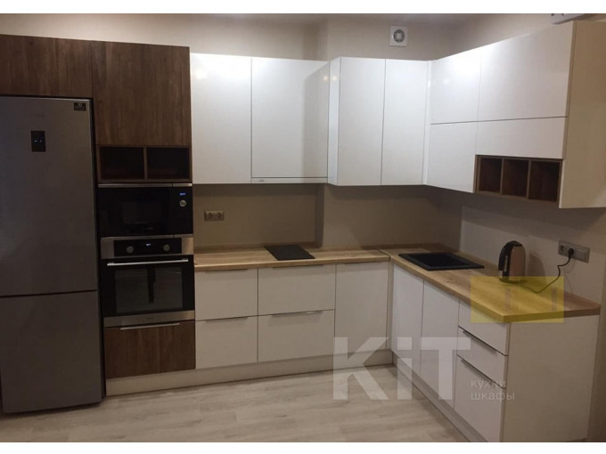 Белая, угловая кухня кухня выполненная в сочетании цветов белый+дерево, нижние  шкафы с ручкой профиль, верхние открытие по системе PUSH OPEN - фото - 1