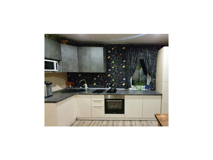 Угловая кухня с рабочей зоной под окном - фото - 4