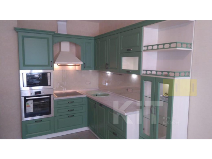 Кухня в неоклассическом стиле зелёного цвета - фото - 1