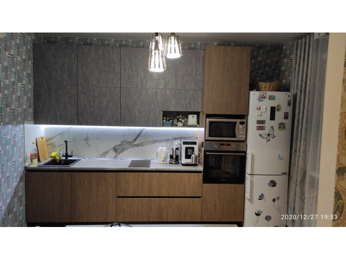 Прямая кухня, трендовой расцветки бетон+дерево - фото - 1