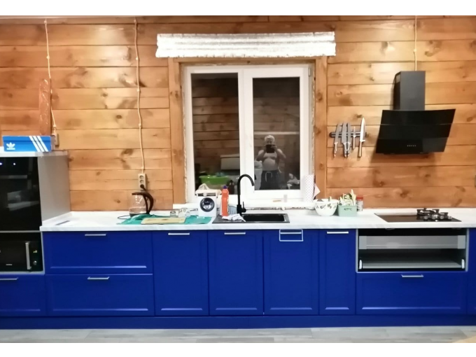 Яркая кухня без верхних шкафов в загородный дом - фото - 1