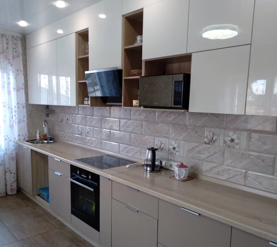 Прямой кухонный гарнитур под потолок с фасадами белого и бежевого цвета - фото - 1