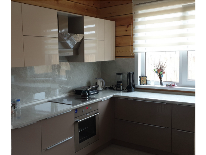 Современный угловой кухонный гарнитур с необычными фасадами кофейного цвета - фото - 4