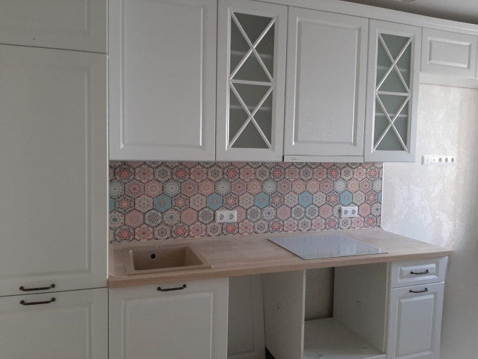 Белая кухня в неоклассическом стиле прямая с фрезированными фасадами и  столешницей под дерево - фото - 2