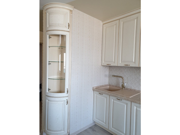 Белая кухня в классическом стиле прямая - фото - 1