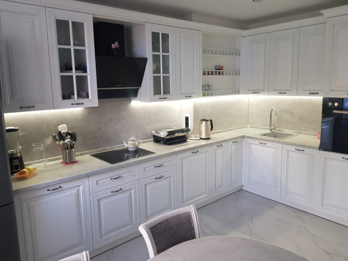 Белая кухня в классическом стиле с открытыми полками - фото - 2