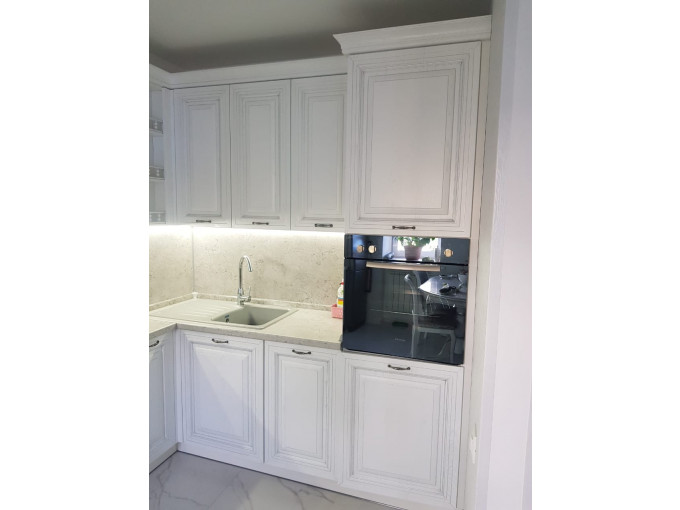 Белая кухня в классическом стиле с открытыми полками - фото - 3
