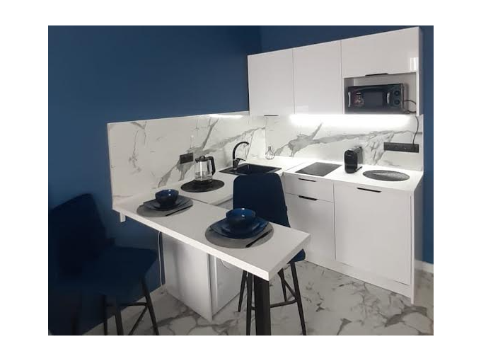 Небольшая белая кухня в квартиру- студию - фото - 1