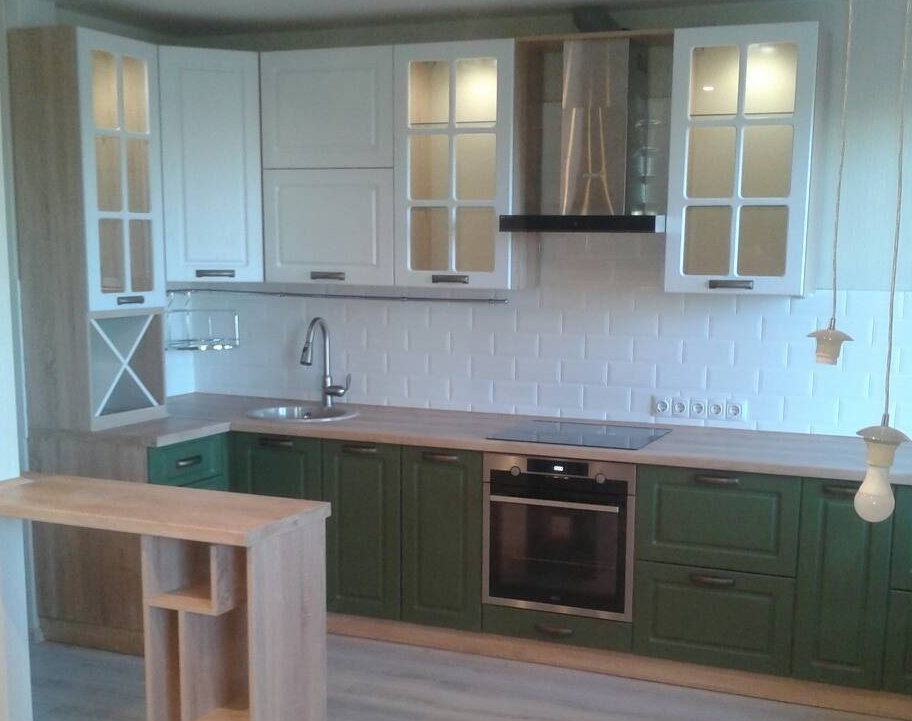Неоклассическая кухня с белыми и зелеными фрезерованными фасадами - фото - 1