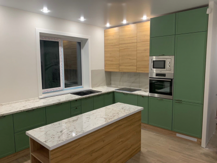 Неоклассическая угловая кухня с яркими зелеными фасадами - фото - 3