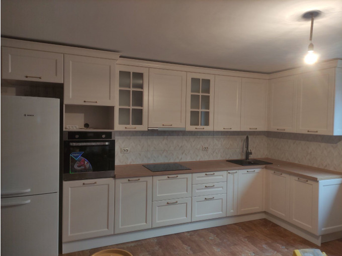 Кухня в неоклассическом стиле: белый и дерево - сочетание вне времени - фото - 1