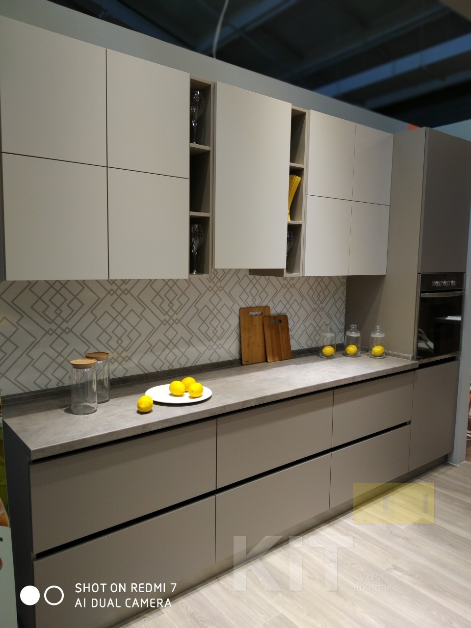 Современный кухонный гарнитур с серыми матовыми фасадами - фото - 1
