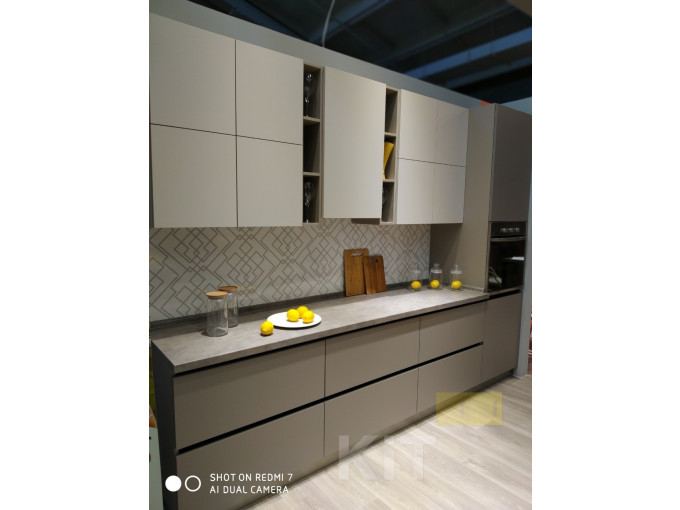 Современный кухонный гарнитур с серыми матовыми фасадами - фото - 1