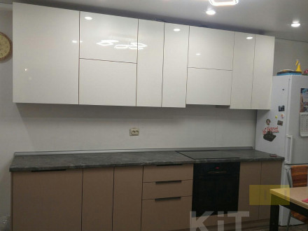 Современный кухонный гарнитур с глянцевыми фасадами бежевого и белого цвета - фото - 1